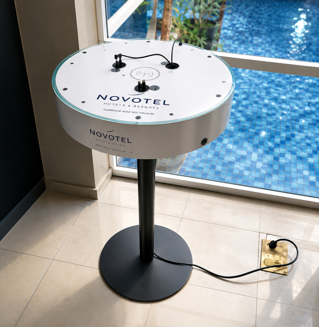 Torre de carregamento personalizada — Novotel